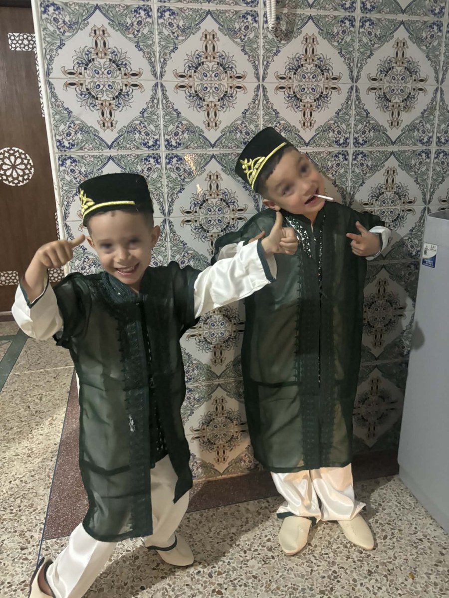 Zayden et son frère en tenue traditionnelle