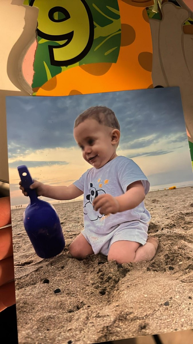 Zayden bébé sur la plage